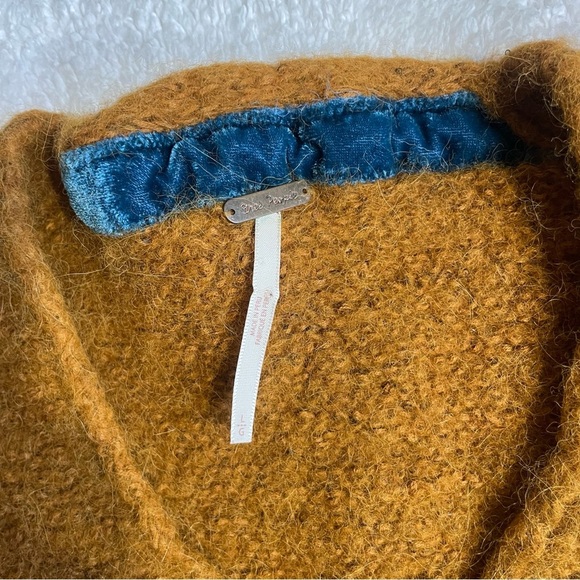 Free People All Mine Alpaca blend Mustard Brown Vneck Sweater oversized L - Picture 6 of 8